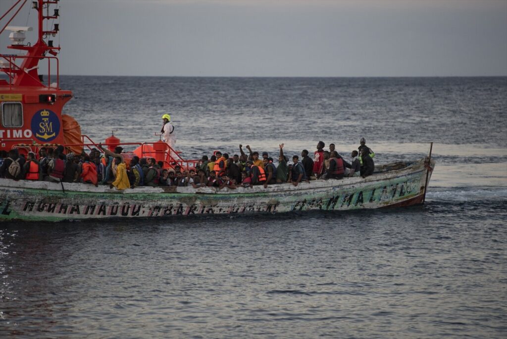 Migrantes rescatados por Salvamento Marítimo en el muelle de La Restinga, al sur de El Hierro. Fuente: EuropaPRESS