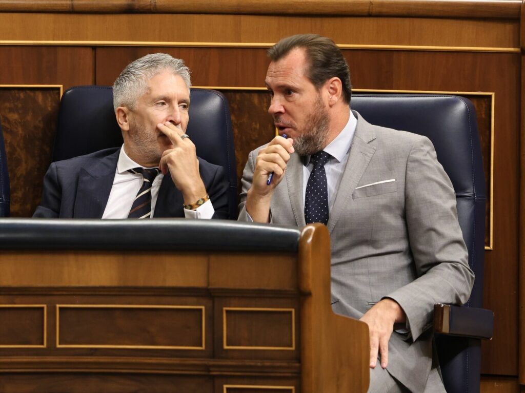 El ministro de Interior, Fernando Grande-Marlaska junto al ministro de Transporte Oscar Puente en el Congreso. Foto de archivo