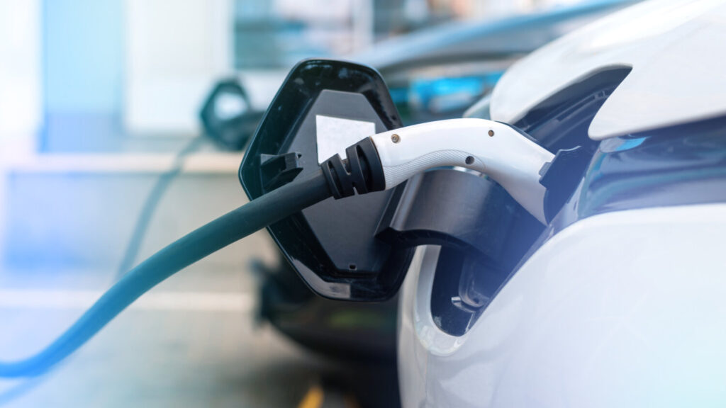 Imagen de archivo de un coche eléctrico en carga