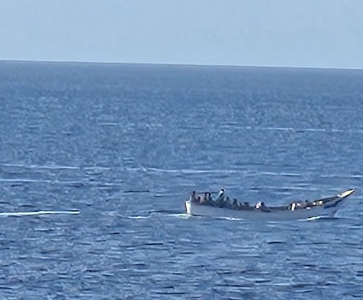 Avistan un cayuco desde un barco de Fred Olsen