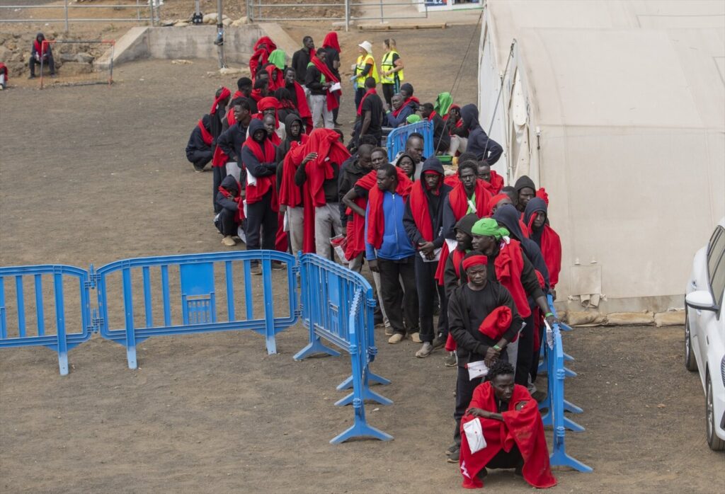 Varios migrantes esperan para ser trasladados al puerto de La Estaca, a 31 de agosto de 2024, en El Hierro, Canarias (España). Unas 300 personas van a ser derivadas desde el puerto de La Estaca en un barco regular de la naviera Armas a otros recursos de atención en Santa Cruz de Tenerife, ante la saturación de los Centros de Atención Temporal de Extranjeros (CATE) en los municipios de San Andrés y La Frontera de la isla de El Hierro.