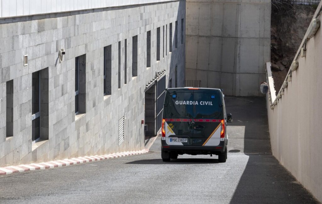 Imagen de archivo de un furgón de la Guardia Civil entrando en los juzgados de Arrecife