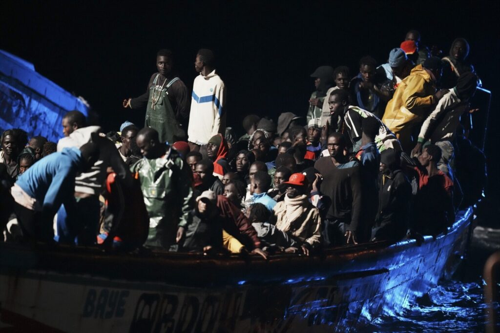 9.757 muertos en cayucos este 2024. (ARCHIVO) Decenas de personas en un cayuco a su llegada al muelle de La Restinga, a 4 de noviembre de 2023, en El Hierro, Islas Canarias (España). H.Bilbao / Europa Press