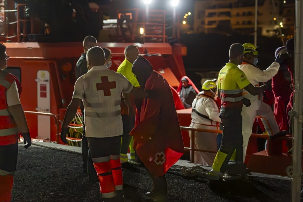 72 migrantes llegan de madrugada al puerto de La Restinga