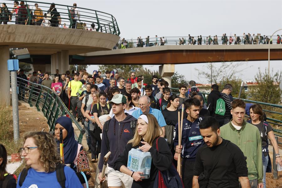 Miles de personas se desplazan desde Valencia a La Torre para ayudar a los afectados por las inundaciones causadas por la DANA, este viernes. La búsqueda de desaparecidos, la identificación de víctimas mortales, las tareas de limpieza y la reparación de infraestructuras continúan tres días después de las inundaciones que han asolado la provincia de Valencia, en una jornada en la que el Gobierno envía a 500 militares más, que se sumarán a las 1.200 efectivos de la Unidad Militar de Emergencias (UME), para actuar en Utiel, Requena, Riba-roja, Torrent, Paiporta y Algemesí. EFE/Ana Escobar
