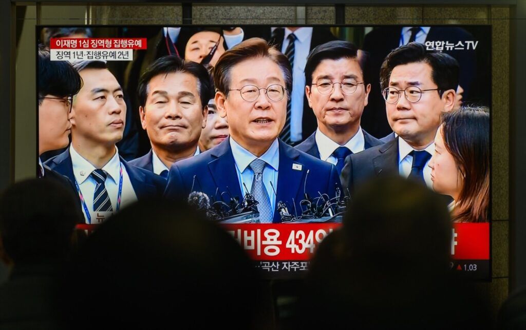 La oposición surcoreana amenaza con destituir a Yoon Suk Yeol. (ARCHIVO) El líder del principal partido de la oposición surcoreana, el Partido Democrático, Lee Jae-myung, mientras habla a su salida del Tribunal Central de Distrito de Seúl/ Europa Press.