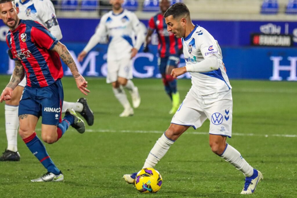 Ángel jugador del CD Tenerife en una jugada frente al Huesca / CD Tenerife