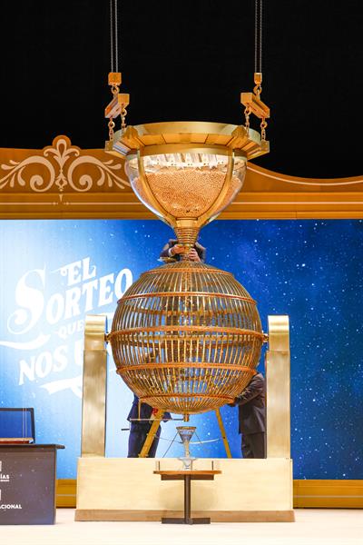 Las bolas son introducidas en uno de los bombos durante preparativos para el sorteo de la Lotería de Navidad este domingo en el Teatro Real, en Madrid. EFE/Javier Lizón