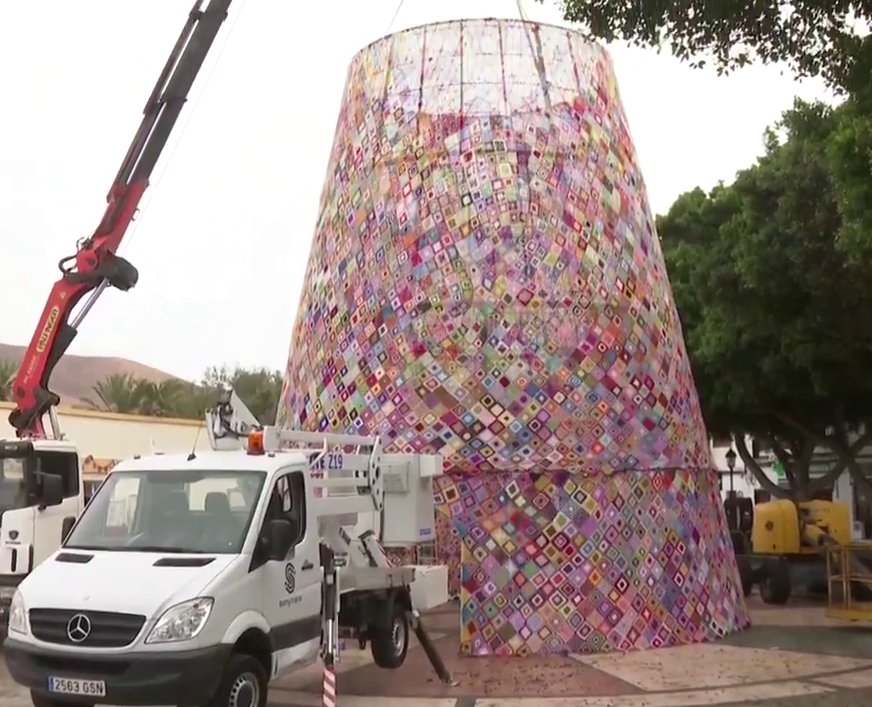 Un colectivo de mayores de Pájara crea un árbol de crochet