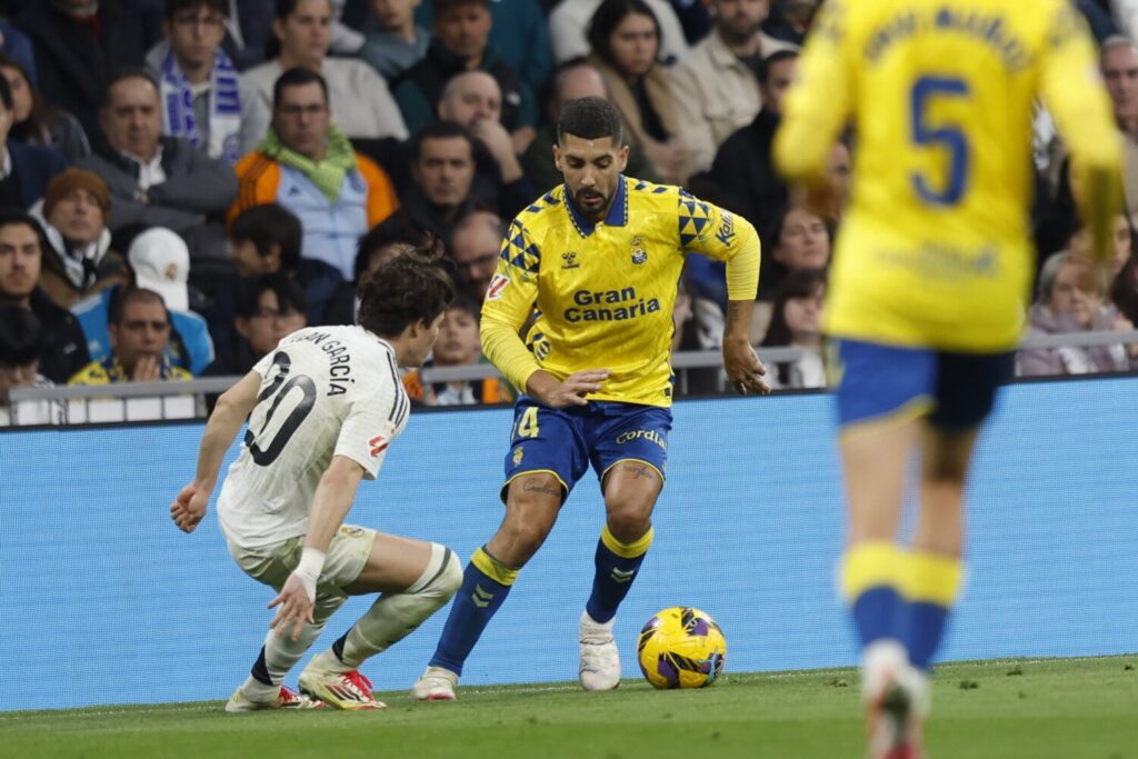 Una de las jugadas del partido entre la UD Las Palmas y el Real Madrid en el Santiago Bernabéu / UD Las Palmas