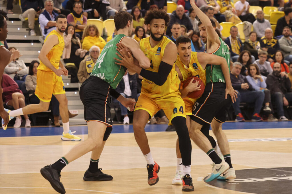 Los jugadores del Dreamland Gran CanariaGeorge Conditt IV (2i) y Carlos Alocén (2d) y el jugador de Joventut Badalona Ante Tomic (i) durante el partido de la jornada 15 de la Eurocopa que ambos equipos disputaron este miércoles en el Gran Canaria Arena, en Las Palmas de Gran Canaria. EFE