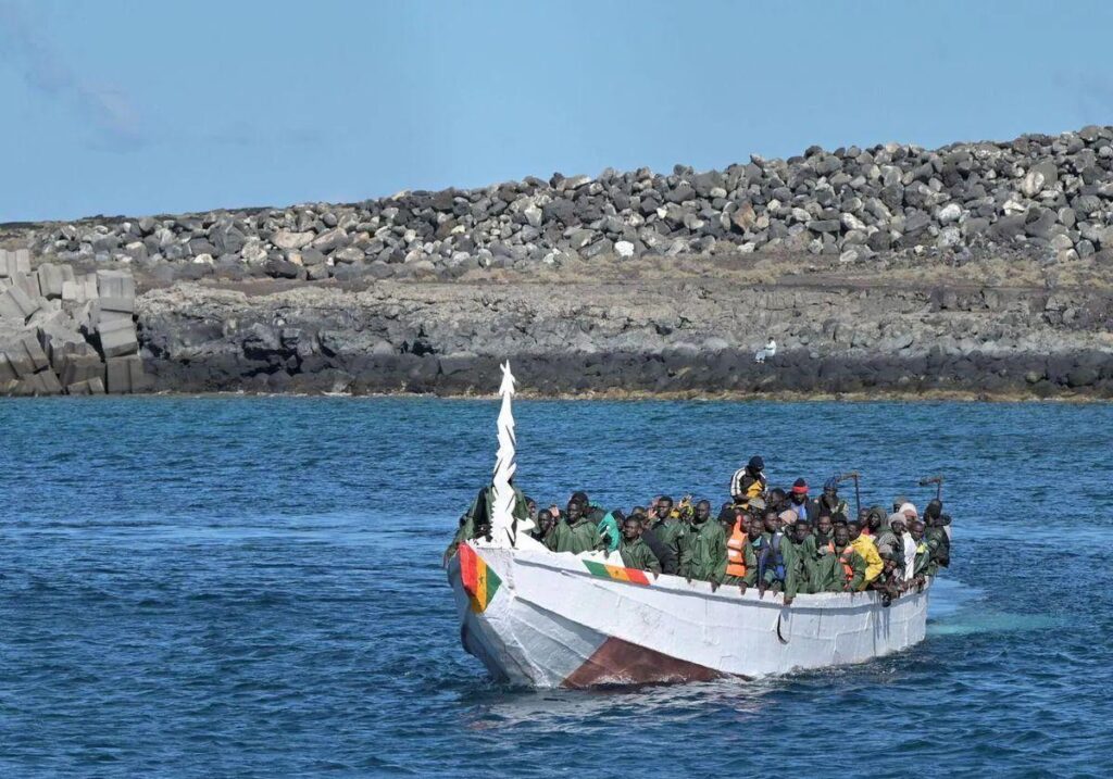 Desde 1.000 a 3.000 euros pagan los migrantes por el viaje en cayuco dependiendo del lugar de salida. Pueden ser hasta 16.000 € si el origen se encuentra en los países asiáticos. / Archivo cayuco llegando al muelle de La Restinga en El Hierro / EFE