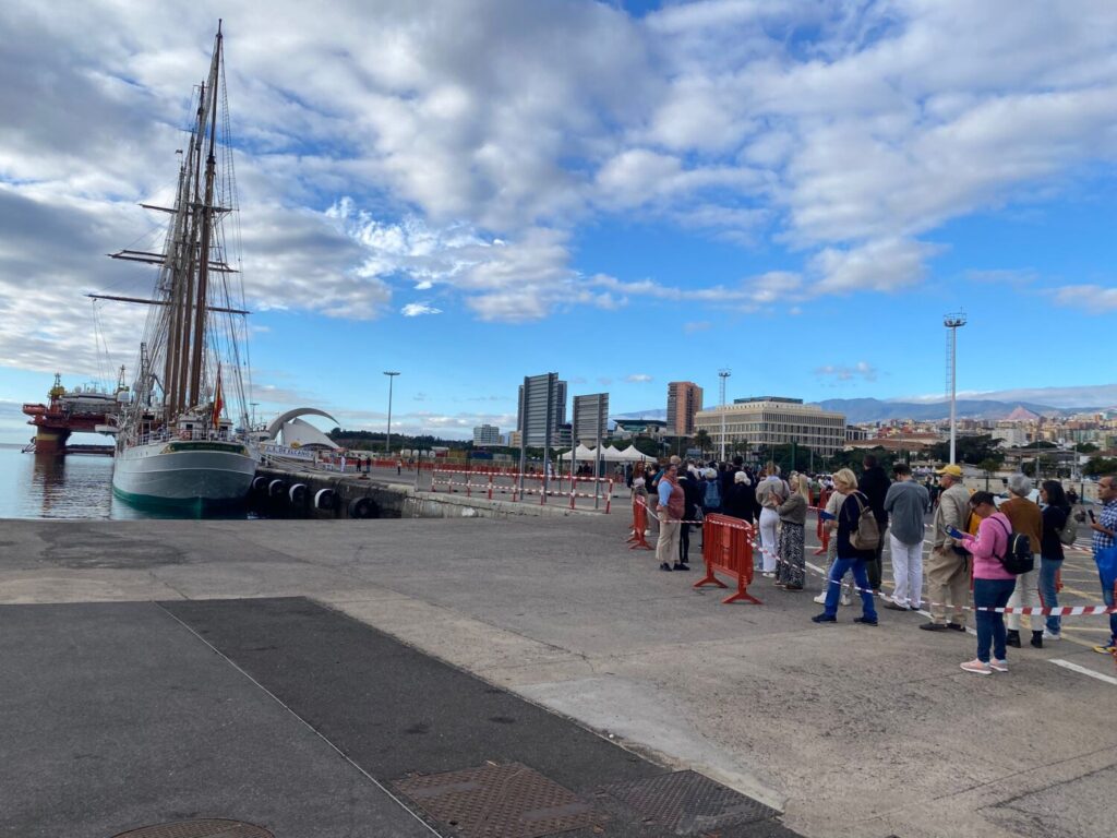El Juan Sebastián Elcano permanece atracado en el puerto de Santa Cruz de Tenerife desde este viernes / RTVC / Chaxiraxi Herrera
