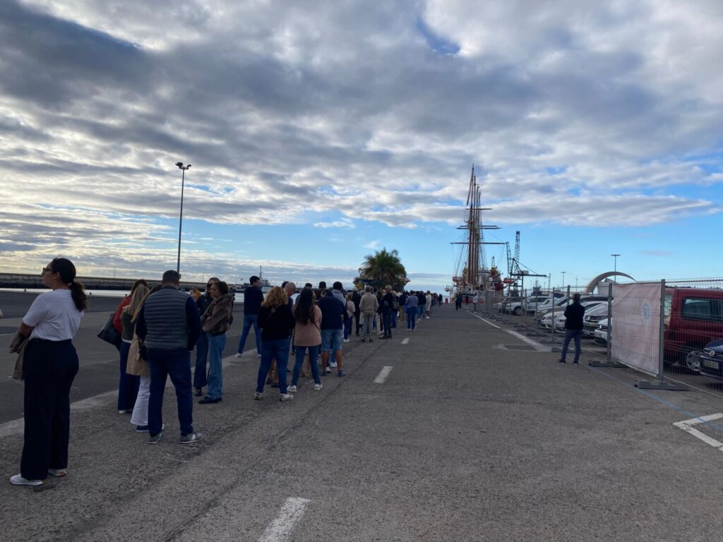 Largas colas desde primera hora de la mañana para la jornada de puertas abiertas del Juan Sebastián Elcano en Santa Cruz de Tenerife